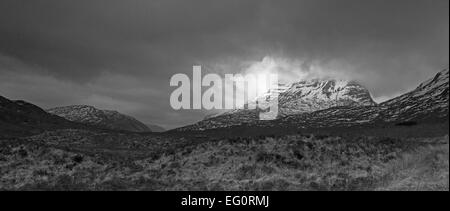 Gewitterwolken über Gipfelns in Torridon Stockfoto