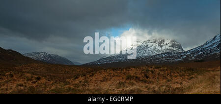 Gewitterwolken über Gipfelns in Torridon Stockfoto