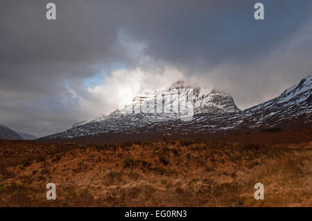 Gewitterwolken über Gipfelns in Torridon Stockfoto