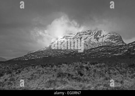 Gewitterwolken über Gipfelns in Torridon Stockfoto