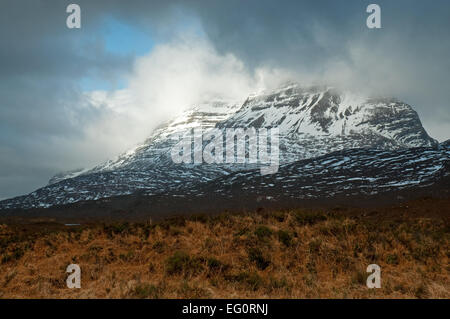 Gewitterwolken über Gipfelns in Torridon Stockfoto