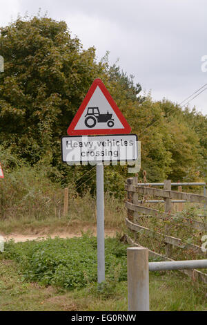 Schwere Fahrzeuge überqueren, Zeichen und Symbole Stockfoto