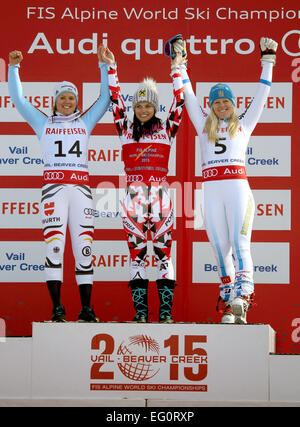 (L-R) Viktoria Rebensburg von Deutschland (Silber), Anna Fenninger Österreichs (Gold) und Jessica Lindell-Vikarby von Schweden (Bronze) feiern während der Flowershow nach den Damen Riesenslalom bei der alpinen Ski-Weltmeisterschaften in Vail - Beaver Creek, Colorado, USA, 12. Februar 2015. Foto: Stephan Jansen/dpa Stockfoto