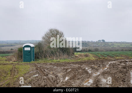 Eine tragbare Toilette in einem Feld Stockfoto