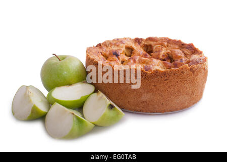 Apfelkuchen mit grünen Äpfeln auf weißem Hintergrund Stockfoto