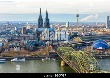 Kölner Dom und Hohenzollern Brücke, Nord Rhein Westfalen, Deutschland Stockfoto