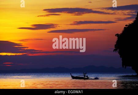 Tropischer Strand bei Sonnenuntergang, Andamanensee, Thailand Stockfoto