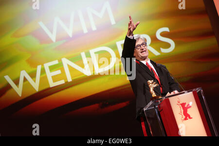 Berlin, Deutschland. 12. Februar 2015. Deutscher Filmemacher Wim Wenders erhält den Goldenen Ehrenbären für sein Lebenswerk während einer Preisverleihung an der 65. jährlichen internationalen Filmfestspiele Berlin, Berlin, Deutschland, 12. Februar 2015. Die Berlinale Durchläufe von 05 bis 15. Februar. Foto: Jörg Carstensen/Dpa/Alamy Live News Stockfoto