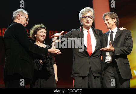 Berlin, Deutschland. 12. Februar 2015. Deutsche Filmemacher Wim Wenders (2. R) erhält den Goldenen Ehrenbären für sein Lebenswerk von Festivaldirektor Dieter Kosslick (l) und in Anwesenheit von Schauspielerin Meret Becker (2. L) und Regisseur Walter Salles, während einer Preisverleihung an der 65. jährlichen internationalen Filmfestspiele Berlin, in Berlin, Deutschland, 12. Februar 2015. Die Berlinale Durchläufe von 05 bis 15. Februar. Foto: Jörg Carstensen/Dpa/Alamy Live News Stockfoto