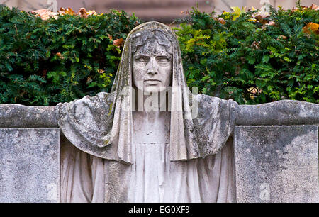 Stuttgart, Deutschland - Brunnen am Schlosspark, Detail der Vintage-statue Stockfoto