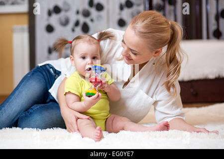 Mama und Baby Spielzeug zu Hause spielen Stockfoto