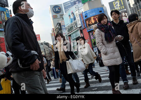 Massen an der Kreuzung Sibuya Bahnhofsvorplatz Shibuya. Die Überquerung hat den Ruf, einer der verkehrsreichsten der Welt sein. Bekannt als Scramble Menschen kommen aus allen Richtungen auf einmal, wenn die Lichter ändern. Tokyo, Japan. Stockfoto