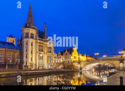 Malerische mittelalterliche Gebäude und Post-Palast auf dem Kai Graslei in Fluss Leie Ghent Stadt nachts, Belgien Stockfoto