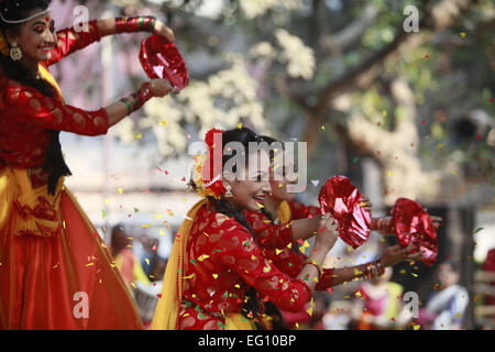 Dhaka, Bangladesch. 13. Februar 2015. Bangladeshi Künstler führt Tanz der Pahela Falgun (erster Tag des Frühlings) auf dem Campus der Universität von Dhaka in Dhaka, Bangladesch, Freitag, 13. Februar 2015 feiern. © Suvra Kanti Das/ZUMA Wire/ZUMAPRESS.com/Alamy Live-Nachrichten Stockfoto