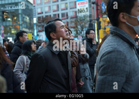 Massen an der Kreuzung Sibuya Bahnhofsvorplatz Shibuya. Die Überquerung hat den Ruf, einer der verkehrsreichsten der Welt sein. Bekannt als Scramble Menschen kommen aus allen Richtungen auf einmal, wenn die Lichter ändern. Tokyo, Japan. Stockfoto