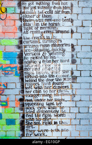 Graffiti-Streetart-Gedicht an der Wand in Shoreditch, East London Stockfoto