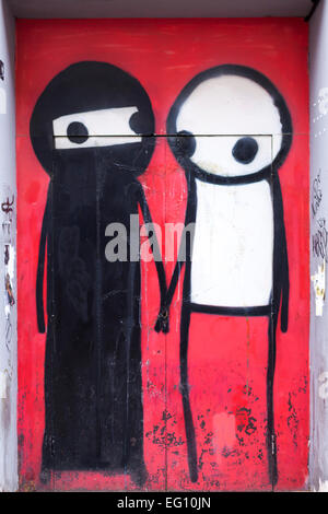 Graffiti street-Art Künstlers Stik zeigt eine Frau in Niqab Hand in Hand mit einem Begleiter in der Pricelet Street, East London Stockfoto