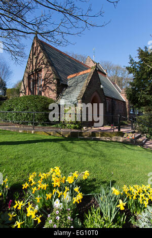 Dorf der unitarischen, Cheshire. Malerischen Frühling-Blick auf die Kirche der Auferstehung und Allerheiligen am unitarischen. Stockfoto