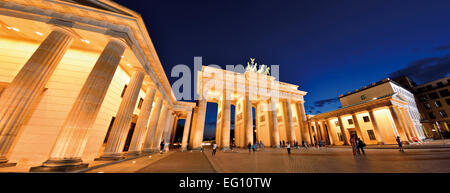 Deutschland, Berlin: Panoramablick auf die nächtliche beleuchtet Brandenburger Tor Stockfoto