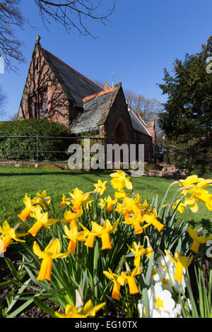 Dorf der unitarischen, Cheshire. Malerischen Frühling-Blick auf die Kirche der Auferstehung und Allerheiligen am unitarischen. Stockfoto