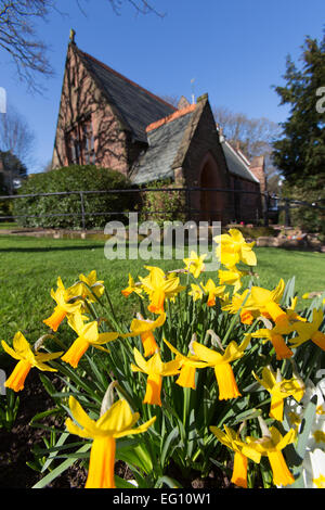 Dorf der unitarischen, Cheshire. Malerischen Frühling-Blick auf die Kirche der Auferstehung und Allerheiligen am unitarischen. Stockfoto