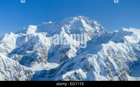 Denali, Mount McKinley Luftaufnahme aus dem Flugzeug auf einen perfekten Tag, wolkenlosen blauen Himmel. Schneebedeckte Gipfel, Grate und Gletscher, Eisfelder und Felsen. Stockfoto