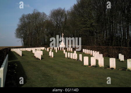 AJAXNETPHOTO. BAZENTIN LE PETIT, SOMME, FRANKREICH. -KRIEG GRÄBER - BAZENTIN LE PETIT KOMMUNALEN FRIEDHOF DER VERBESSERUNG UND ERWEITERUNG ENTHÄLT DIE GRÄBER VON 181 BRITEN, 5 KANADISCHE UND 1 AUSTRALISCHER SOLDAT. FOTO: JONATHAN EASTLAND/AJAX REF: DP1 80904 101 Stockfoto