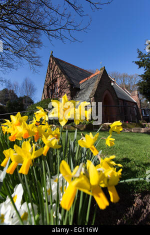 Dorf der unitarischen, Cheshire. Malerischen Frühling-Blick auf die Kirche der Auferstehung und Allerheiligen am unitarischen. Stockfoto