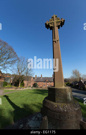 Dorf der unitarischen, Cheshire. Malerische Aussicht auf das Dorf unitarischen mit dem Denkmal im Vordergrund. Stockfoto