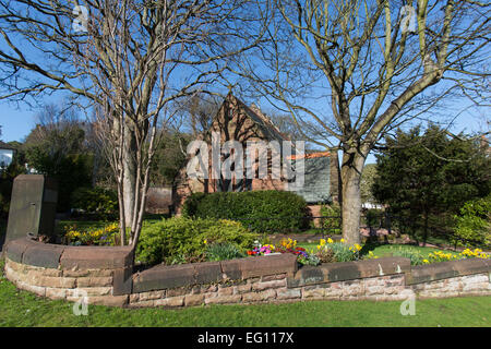 Dorf der unitarischen, Cheshire. Malerischen Frühling-Blick auf die Kirche der Auferstehung und Allerheiligen am unitarischen. Stockfoto