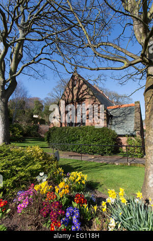 Dorf der unitarischen, Cheshire. Malerischen Frühling-Blick auf die Kirche der Auferstehung und Allerheiligen am unitarischen. Stockfoto