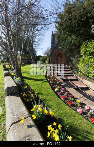 Dorf der unitarischen, Cheshire. Malerischen Frühling-Blick auf die Kirche der Auferstehung und Allerheiligen am unitarischen. Stockfoto