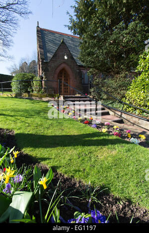 Dorf der unitarischen, Cheshire. Malerischen Frühling-Blick auf die Kirche der Auferstehung und Allerheiligen am unitarischen. Stockfoto