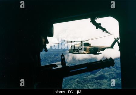 1970er Jahre--eine Seitenansicht eines HH-53-Hubschrauber aus dem 40. Aerospace Rescue und Recovery Squadron ist sichtbar von der Kanonier Position auf eine a-1 aus der 21. Special Operations Squadron.  Ken Hackman Stockfoto