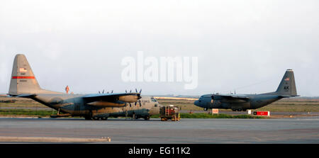 Ein Frachtflugzeug der US-Luftwaffe c-130 Hercules aus dem 3rd Wing, gemeinsame Basis Elmendorf-Richardson, Alaska, Taxis, für eine Operation Enduring Freedom-Mission, während eine andere c-130 Flugzeuge bereitgestellt von Little Rock Air Force Base, Arche, auf der Flightline auf Karshi-Khanabad Air Base, Usbekistan, 10. April 2005 sitzt.   Master Sergeant Scott T. Sturkol Stockfoto