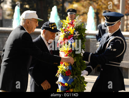 Pensionierter Generalmajor David Jones und Philip Antoniello legen den Kranz zu Ehren der USS Hornet an die Navy Memorial, Washington, 9. November 2006. Am 18. April 1942 versuchten die Doolittle Räuber, unter der Leitung von dann Oberstleutnant Jimmy Doolittle und ein Team von 79 Freiwilligen Raiders, von der 17. Bomber Group und 89. Reconnaissance Squadron, wie sie es nannten, "eine Selbstmord-Mission." Diese geheime Mission war ein Geschwader von landgestützten b-52 Bombern die maximale Bombe führen Massenermittlung Lasten von der USS Hornet. Die Doolittle Räuber wurde der erste in Japan seit dem Angriff auf Pearl Harbor bombardieren. Die Doolittle Stockfoto