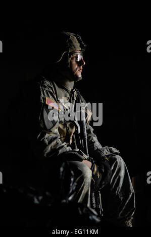 US-Armee Sgt. Carl Sonkowsky, Bravo Company, 1. Kavallerie-Division, 12. Infanterie-Regiment, nimmt eine Auszeit vor einer Mission bei der irakischen Polizei in Buhriz, Irak, am 15. Februar 2007.   Staff Sgt Stacy L. Pearsall veröffentlicht Stockfoto