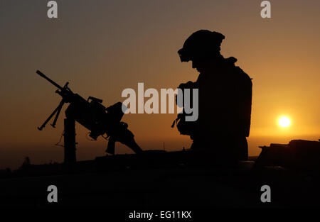 Senior Airman Chris Cabibi prüft seine Ausrüstung vor patrouillieren Alpha Sektor hier 2 Mar bei Kirkuk Regional Air Base, Irak, wenn die Sonne untergeht. SrA Cabibi ermöglicht eine bewaffnete Antwort beschränken, entgegenzuwirken und feindselige Handlung gegen die Installation und ihre Lebensgrundlagen zu neutralisieren. Er ist Mitglied der 506 Expedtionary Sicherheit Kräfte Squadron. Stockfoto