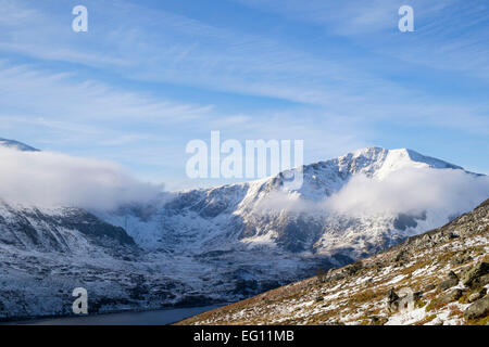 Cwm Idwal und Y Garn Berg mit niedrigen Wolke über Ogwen Valley von Carneddau in Snowdonia National Park (Eryri) im Winter North Wales UK Großbritannien Stockfoto