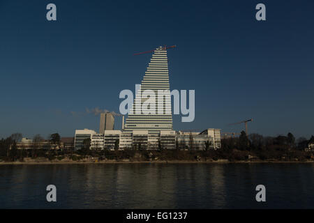 Basel, Schweiz. 12. Februar 2015. Ein Foto von der neuen Roche-Turm (Gebäude 1, oder Bau 1) an den Ufern des Flusses Rhein in Basel, Schweiz. 178 m hoch es ist derzeit das höchste Gebäude in der Schweiz und ist fast abgeschlossen. Es wurde von den Architekten Herzog & de Meuron entworfen. Bildnachweis: Stephen Allen/Alamy Live-Nachrichten Stockfoto