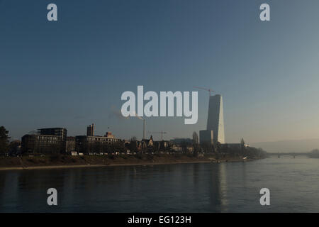 Basel, Schweiz. 12. Februar 2015. Ein Foto von der neuen Roche-Turm (Gebäude 1, oder Bau 1) an den Ufern des Flusses Rhein in Basel, Schweiz. 178 m hoch es ist derzeit das höchste Gebäude in der Schweiz und ist fast abgeschlossen. Es wurde von den Architekten Herzog & de Meuron entworfen. Bildnachweis: Stephen Allen/Alamy Live-Nachrichten Stockfoto