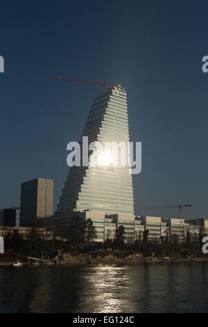 Basel, Schweiz. 12. Februar 2015. Ein Foto von der neuen Roche-Turm (Gebäude 1, oder Bau 1) an den Ufern des Flusses Rhein in Basel, Schweiz. 178 m hoch es ist derzeit das höchste Gebäude in der Schweiz und ist fast abgeschlossen. Es wurde von den Architekten Herzog & de Meuron entworfen. Bildnachweis: Stephen Allen/Alamy Live-Nachrichten Stockfoto