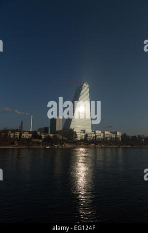 Basel, Schweiz. 12. Februar 2015. Ein Foto von der neuen Roche-Turm (Gebäude 1, oder Bau 1) an den Ufern des Flusses Rhein in Basel, Schweiz. 178 m hoch es ist derzeit das höchste Gebäude in der Schweiz und ist fast abgeschlossen. Es wurde von den Architekten Herzog & de Meuron entworfen. Bildnachweis: Stephen Allen/Alamy Live-Nachrichten Stockfoto