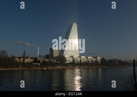 Basel, Schweiz. 12. Februar 2015. Ein Foto von der neuen Roche-Turm (Gebäude 1, oder Bau 1) an den Ufern des Flusses Rhein in Basel, Schweiz. 178 m hoch es ist derzeit das höchste Gebäude in der Schweiz und ist fast abgeschlossen. Es wurde von den Architekten Herzog & de Meuron entworfen. Bildnachweis: Stephen Allen/Alamy Live-Nachrichten Stockfoto