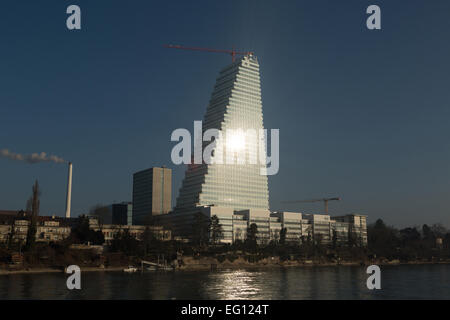 Basel, Schweiz. 12. Februar 2015. Ein Foto von der neuen Roche-Turm (Gebäude 1, oder Bau 1) an den Ufern des Flusses Rhein in Basel, Schweiz. 178 m hoch es ist derzeit das höchste Gebäude in der Schweiz und ist fast abgeschlossen. Es wurde von den Architekten Herzog & de Meuron entworfen. Bildnachweis: Stephen Allen/Alamy Live-Nachrichten Stockfoto