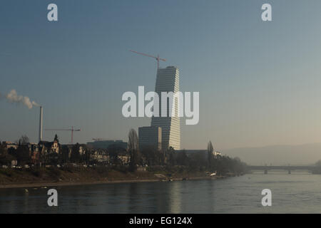 Basel, Schweiz. 12. Februar 2015. Ein Foto von der neuen Roche-Turm (Gebäude 1, oder Bau 1) an den Ufern des Flusses Rhein in Basel, Schweiz. 178 m hoch es ist derzeit das höchste Gebäude in der Schweiz und ist fast abgeschlossen. Es wurde von den Architekten Herzog & de Meuron entworfen. Bildnachweis: Stephen Allen/Alamy Live-Nachrichten Stockfoto