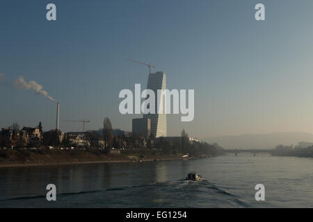 Basel, Schweiz. 12. Februar 2015. Ein Foto von der neuen Roche-Turm (Gebäude 1, oder Bau 1) an den Ufern des Flusses Rhein in Basel, Schweiz. 178 m hoch es ist derzeit das höchste Gebäude in der Schweiz und ist fast abgeschlossen. Es wurde von den Architekten Herzog & de Meuron entworfen. Bildnachweis: Stephen Allen/Alamy Live-Nachrichten Stockfoto