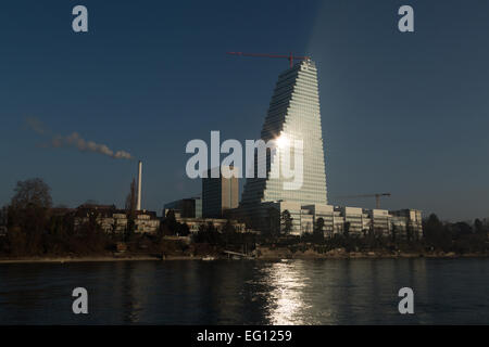 Basel, Schweiz. 12. Februar 2015. Ein Foto von der neuen Roche-Turm (Gebäude 1, oder Bau 1) an den Ufern des Flusses Rhein in Basel, Schweiz. 178 m hoch es ist derzeit das höchste Gebäude in der Schweiz und ist fast abgeschlossen. Es wurde von den Architekten Herzog & de Meuron entworfen. Bildnachweis: Stephen Allen/Alamy Live-Nachrichten Stockfoto