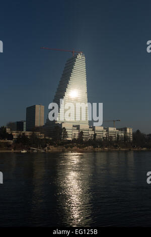 Basel, Schweiz. 12. Februar 2015. Ein Foto von der neuen Roche-Turm (Gebäude 1, oder Bau 1) an den Ufern des Flusses Rhein in Basel, Schweiz. 178 m hoch es ist derzeit das höchste Gebäude in der Schweiz und ist fast abgeschlossen. Es wurde von den Architekten Herzog & de Meuron entworfen. Bildnachweis: Stephen Allen/Alamy Live-Nachrichten Stockfoto