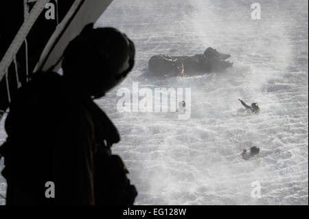 090509-F-3682S-213 Golf von ADEN, Dschibuti 9. Mai 2009 U.S. Marine blickt auf eine als Luftwaffe Pararescuemen PJ aus der 82. Expeditionary Rescue Squadron ERQS schwimmen in Richtung ein Zodiac-Boot, nach dem Sprung aus einem Marine schwere Hubschrauber Geschwader HMH 461 CH-53E Hubschrauber während des Freifalls Schwimmer Bereitstellung Trainings in den Golf von Aden. Während des Trainings der Hubschrauber flog niedrig und langsam genug, um die PJs und Tierkreis aus dem Flugzeug sicher ins Wasser bereitstellen können.   Staff Sgt Joseph L. Swafford Jr. Stockfoto